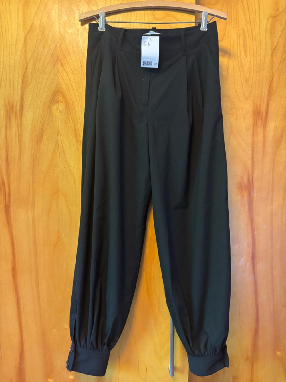 H&M Black Balloon Legs Pants with Button-Cuff Bottoms - Picture 4 of 9